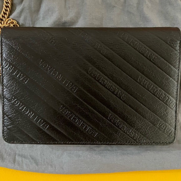 Authentic Balenciaga “BB” wallet on chain - Picture 2 of 5